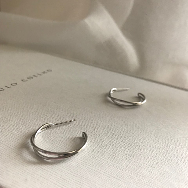 <b><p>Black Knight Shin Kyyeong kk earrg silver</p></b><b><p>黒騎士 シン・セギョン ねじれ イヤリング 銀 925 ジュエリー シルバー ファッシ</p></b><br /><br /><p align='center'>