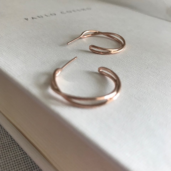 <b><p>Black Knight Shin Kyyeong kk earrg silver</p></b><b><p>黒騎士 シン・セギョン ねじれ イヤリング 銀 925 ジュエリー シルバー ファッシ</p></b><br /><br /><p align='center'>