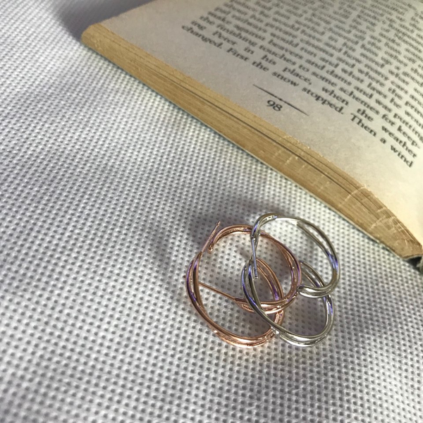 <b><p>Black Knight Shin Kyyeong kk earrg silver</p></b><b><p>黒騎士 シン・セギョン ねじれ イヤリング 銀 925 ジュエリー シルバー ファッシ</p></b><br /><br /><p align='center'>