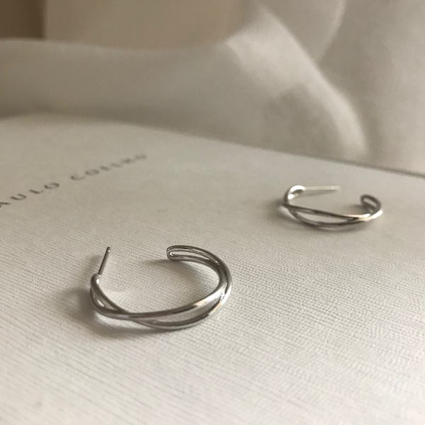 <b><p>Black Knight Shin Kyyeong kk earrg silver</p></b><b><p>黒騎士 シン・セギョン ねじれ イヤリング 銀 925 ジュエリー シルバー ファッシ</p></b><br /><br /><p align='center'>