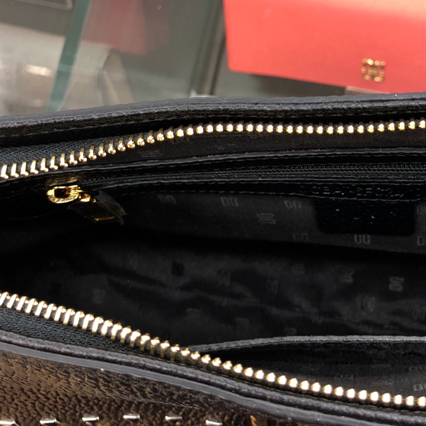 <b><p>Duck Bla Studded DD Logo Shoulr Bag OCBA6FC24BK</p></b><b><p>ダックスブラックスタッドDDロゴ装飾ショルダーバッグOCBA6FC24BK</p></b><br /><br /><p align='center'>