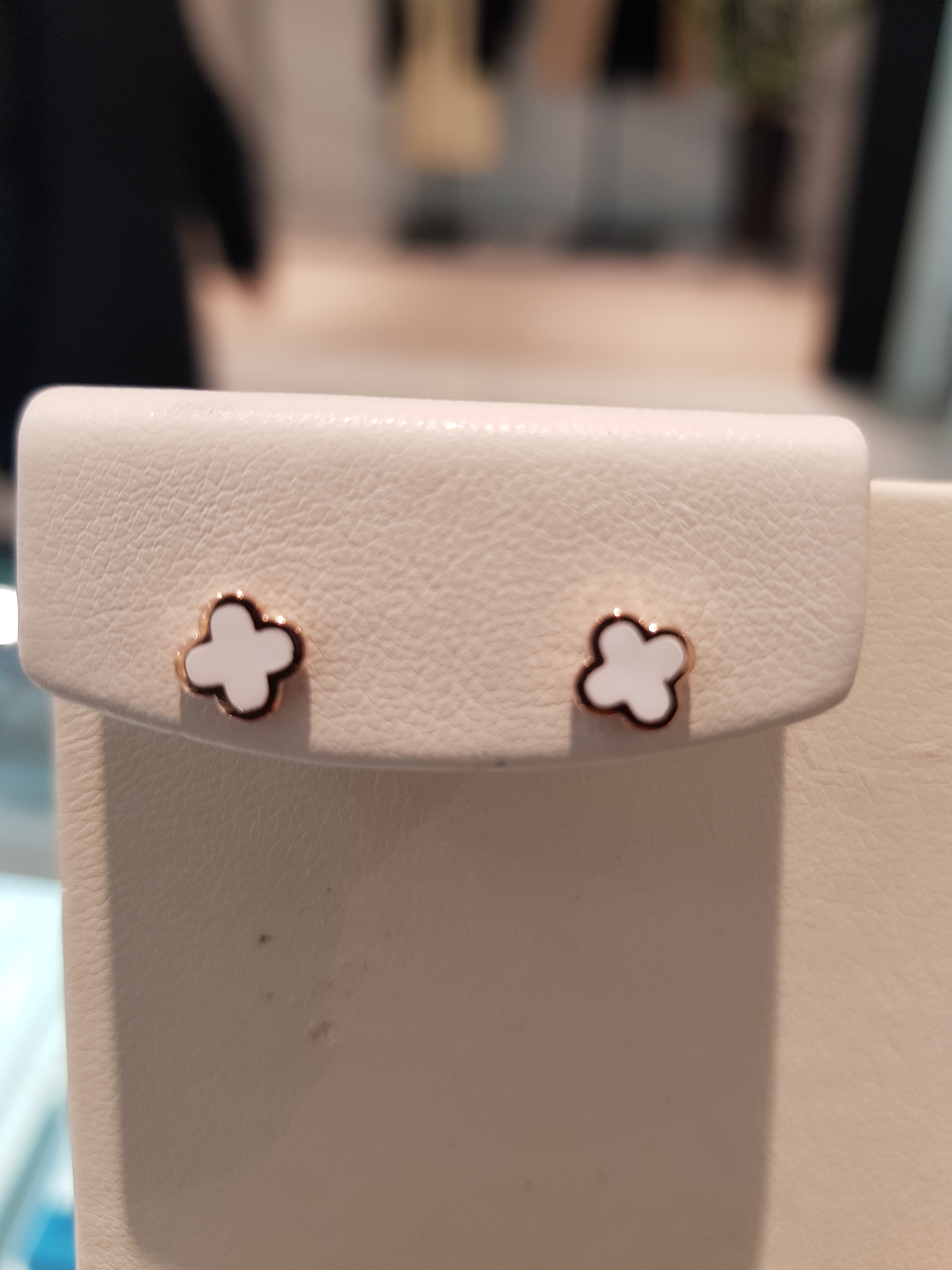 <b><p>Harry Mason Crova White Eings HMTPE-005RG</p></b><b><p>ハリー・メイソン クローバー ホワイトイヤリング HMTPE-005RG プチなデザイン</p></b><br /><br /><p align='center'>