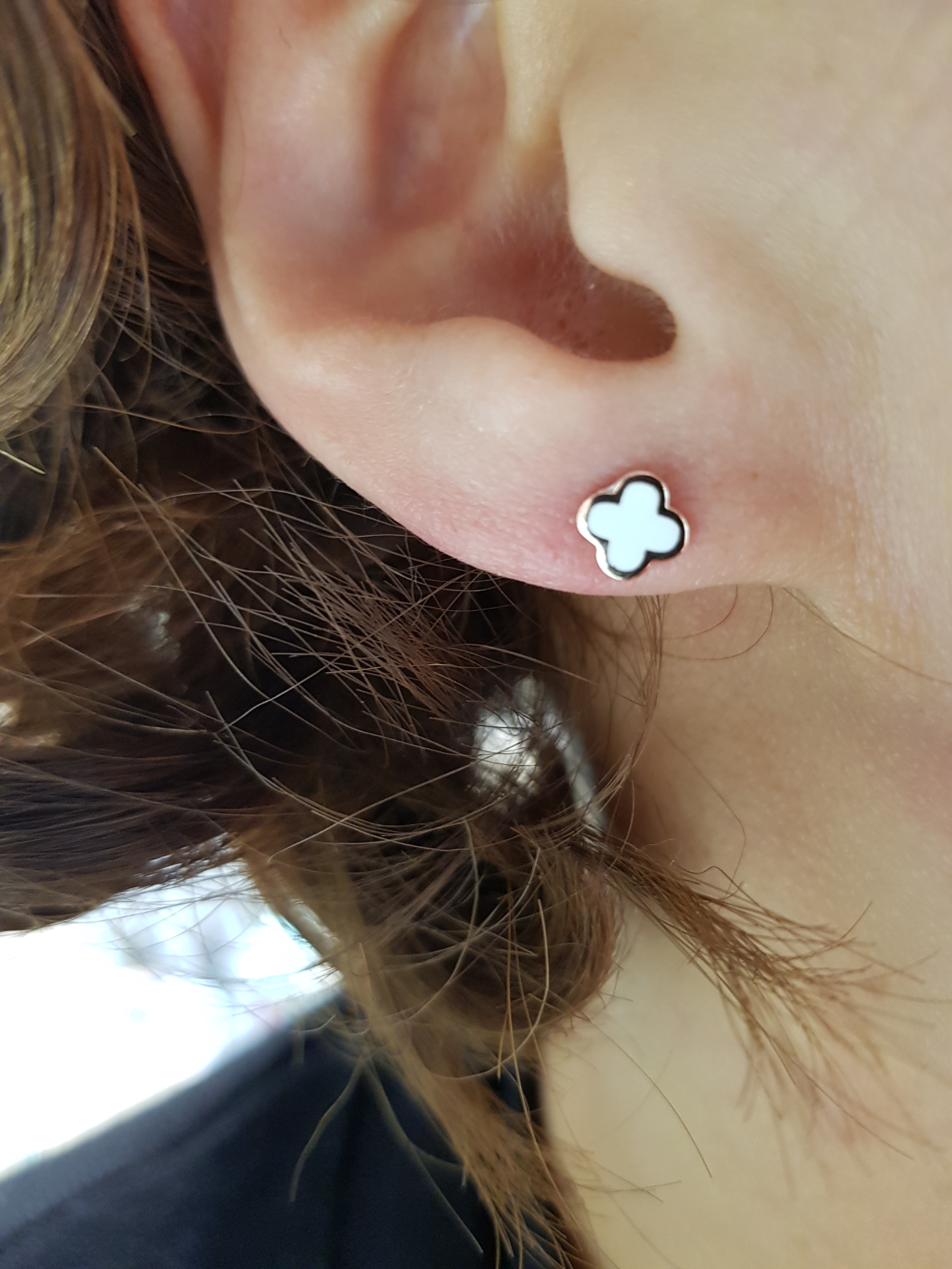 <b><p>Harry Mason Crova White Eings HMTPE-005RG</p></b><b><p>ハリー・メイソン クローバー ホワイトイヤリング HMTPE-005RG プチなデザイン</p></b><br /><br /><p align='center'>