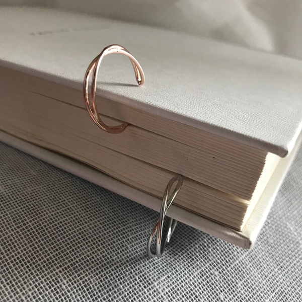 <b><p>Black Knight Shin Kyyeong kk earrg silver</p></b><b><p>黒騎士 シン・セギョン ねじれ イヤリング 銀 925 ジュエリー シルバー ファッシ</p></b><br /><br /><p align='center'>