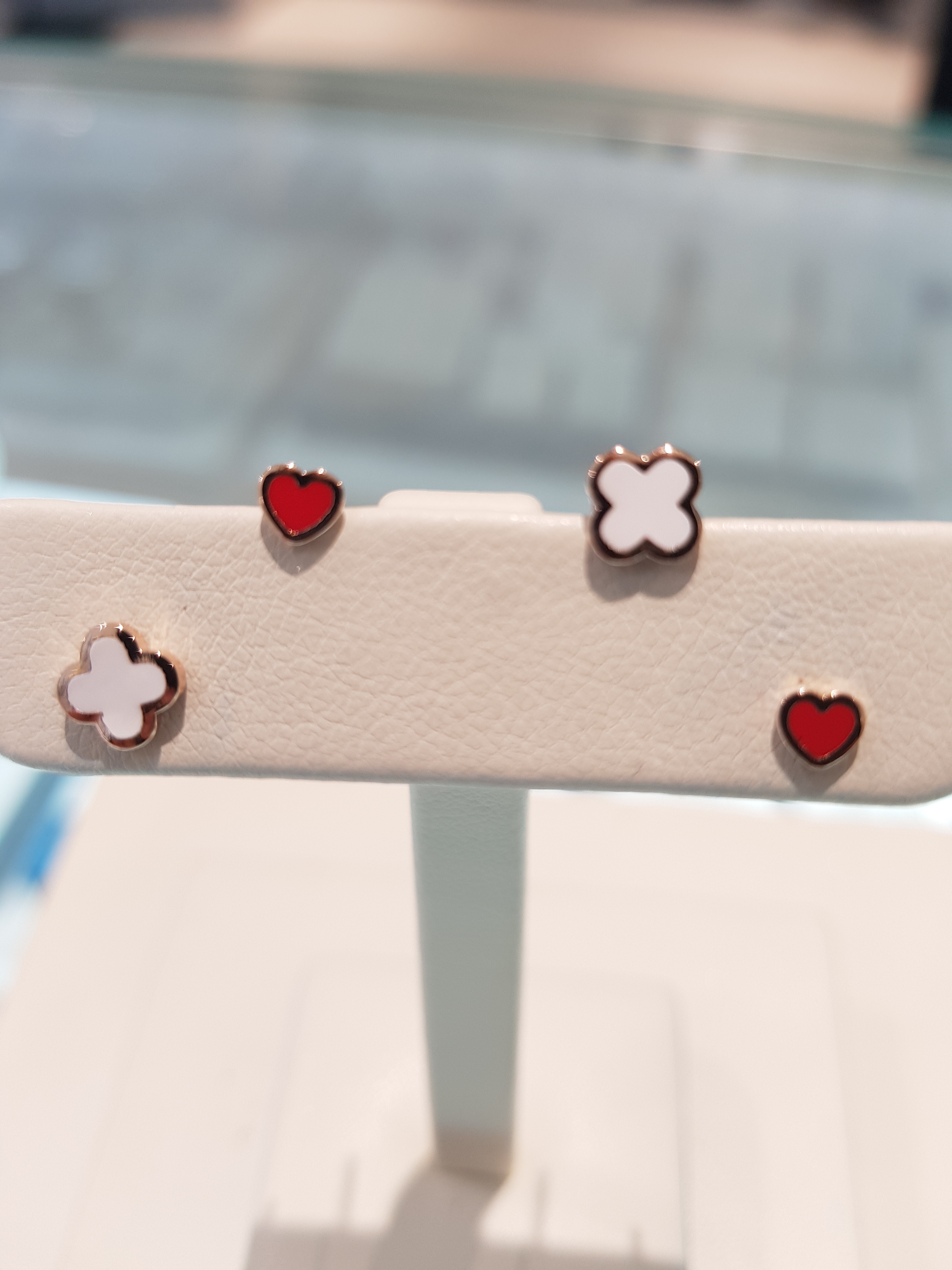 <b><p>Harry Mason Crova White Eings HMTPE-005RG</p></b><b><p>ハリー・メイソン クローバー ホワイトイヤリング HMTPE-005RG プチなデザイン</p></b><br /><br /><p align='center'>