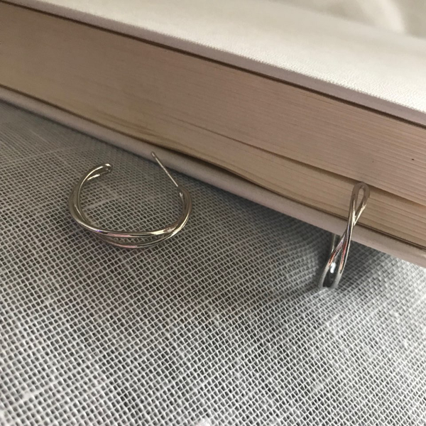 <b><p>Black Knight Shin Kyyeong kk earrg silver</p></b><b><p>黒騎士 シン・セギョン ねじれ イヤリング 銀 925 ジュエリー シルバー ファッシ</p></b><br /><br /><p align='center'>