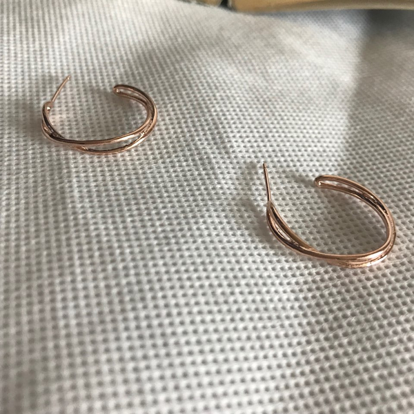 <b><p>Black Knight Shin Kyyeong kk earrg silver</p></b><b><p>黒騎士 シン・セギョン ねじれ イヤリング 銀 925 ジュエリー シルバー ファッシ</p></b><br /><br /><p align='center'>