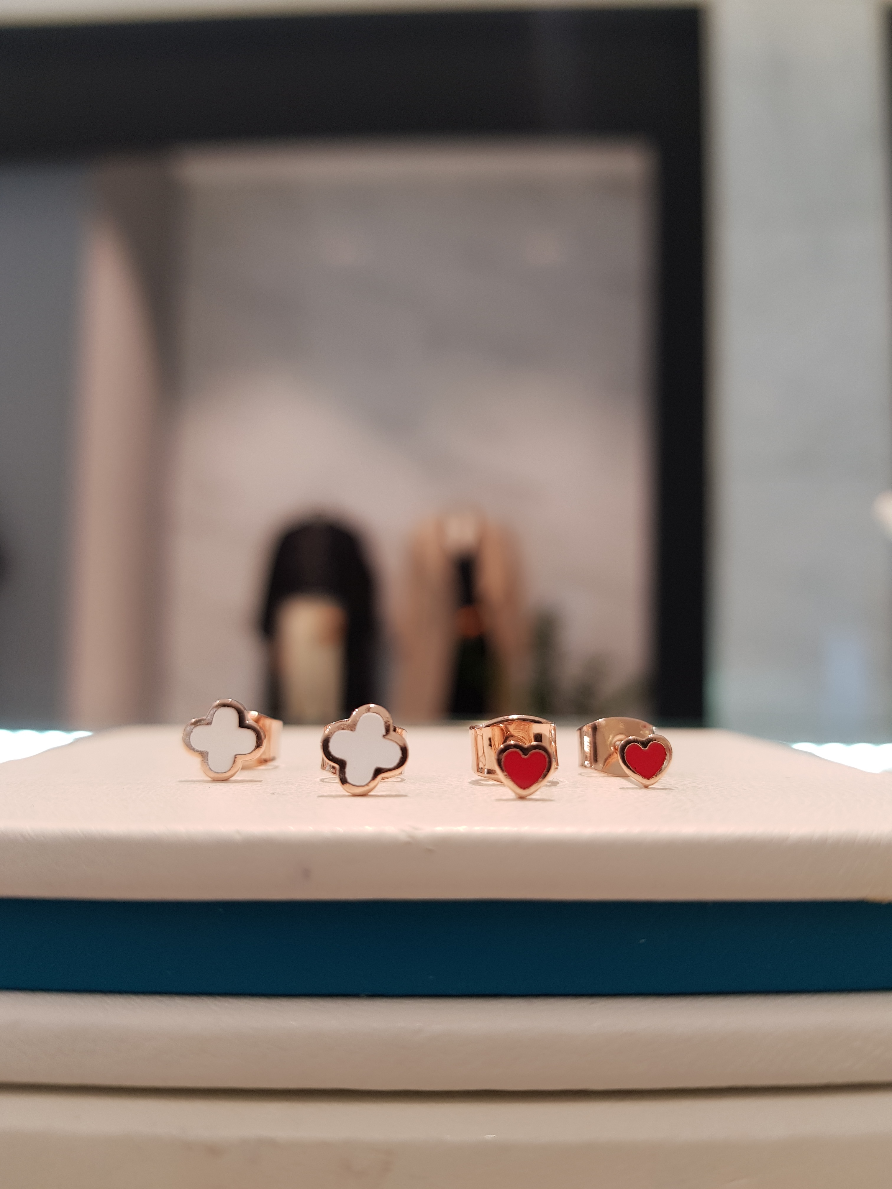 <b><p>Harry Mason Crova White Eings HMTPE-005RG</p></b><b><p>ハリー・メイソン クローバー ホワイトイヤリング HMTPE-005RG プチなデザイン</p></b><br /><br /><p align='center'>