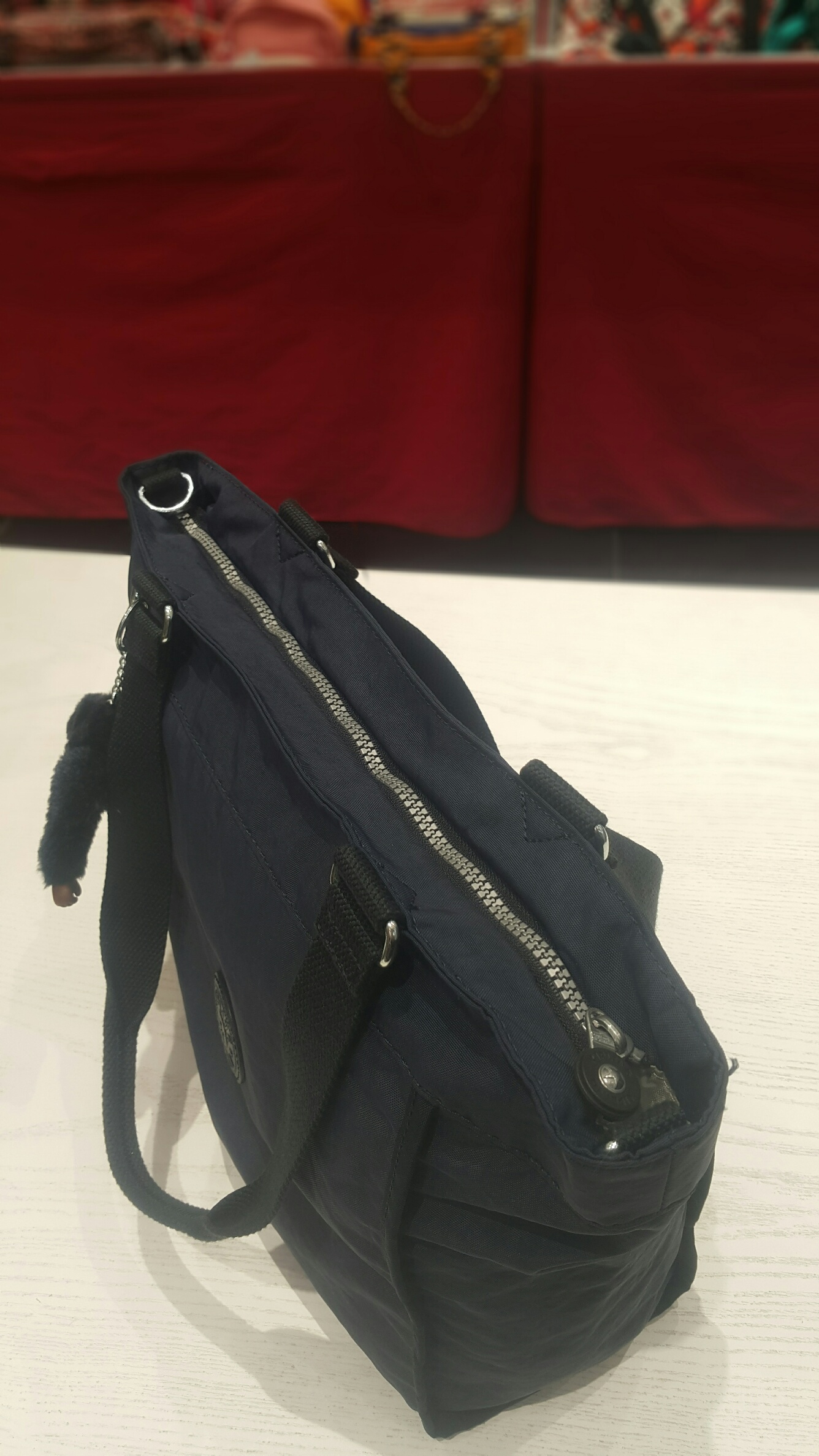 <b><p>Kipling New Shopper KHABS42 Evyday Look Rustic</p></b><b><p>キプリングニューショッパーKHABS42日常ルック素朴なファッションの女性会社員のコーディネート簡潔</p></b><br /><br /><p align='center'>