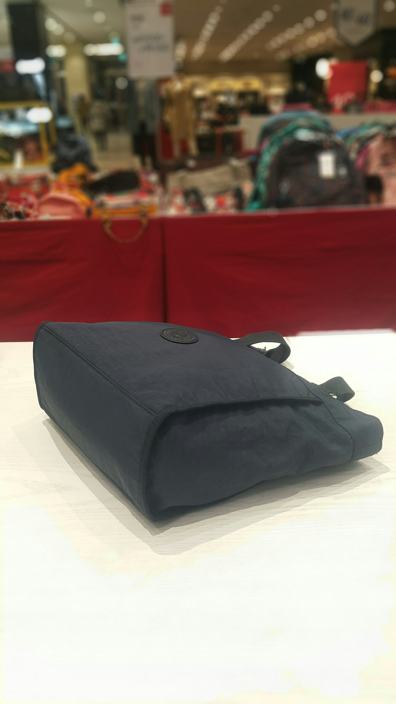 <b><p>Kipling New Shopper KHABS42 Evyday Look Rustic</p></b><b><p>キプリングニューショッパーKHABS42日常ルック素朴なファッションの女性会社員のコーディネート簡潔</p></b><br /><br /><p align='center'>