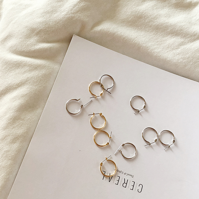 <b><p>Jubley simp earring titanium vge Silver pot</p></b><b><p>ユムアセンブリ シンプル イヤリング チタン ヴィンテージ シルバー ポイント 流行</p></b><br /><br /><p align='center'>