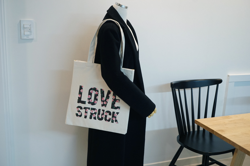 <b><p>Zipper Eco Bag Rob Ruri Coordination Fancy</p></b><b><p>ジッパーエコバックロブルリルクコーディネート派手20代フラワーホワイトショルダーバッグデイリー</p></b><br /><br /><p align='center'>