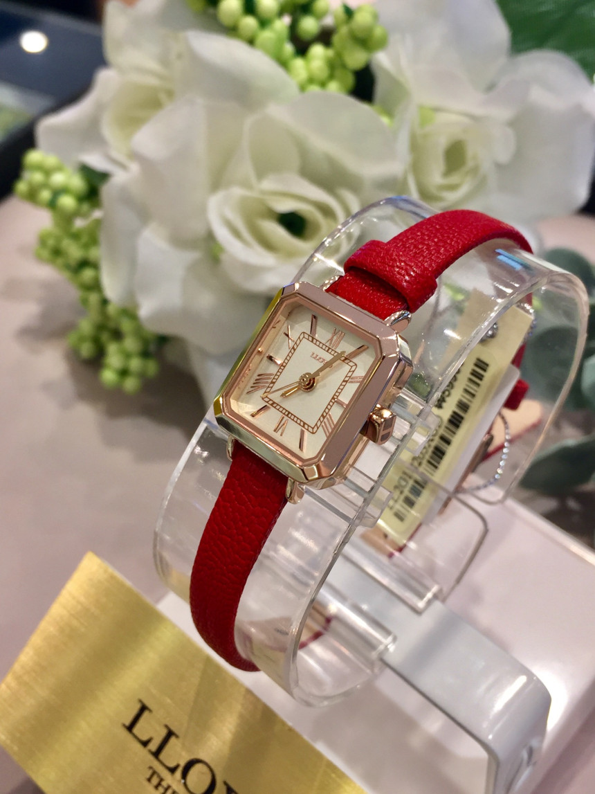 <b><p>Lloyd black Red Square watch LL2G18205 Stylish</p></b><b><p>ロイド ブラック レッド 正方形の時計 LL2G18205 洗練されたスタイリング</p></b><br /><br /><p align='center'>