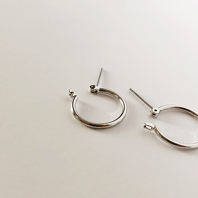 <b><p>Jubley simp earring titanium vge Silver pot</p></b><b><p>ユムアセンブリ シンプル イヤリング チタン ヴィンテージ シルバー ポイント 流行</p></b><br /><br /><p align='center'>