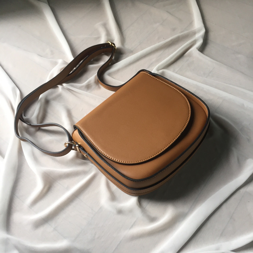 <b><p>Half-line flap shoulder 20 Women's at</p></b><b><p>ハーフラインフラップショルダー20代の女性すっきりとしたスタイル洗練されたギフトユニークなディテール</p></b><br /><br /><p align='center'>