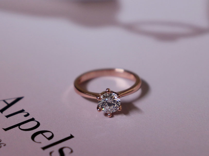 <b><p>Wang Cubic Ri Pink gold 1 carat Diamond Size</p></b><b><p>王キュービックリング ピンクゴールド 1カラット ダイヤサイズ 6発セッティ ジルコニア</p></b><br /><br /><p align='center'>