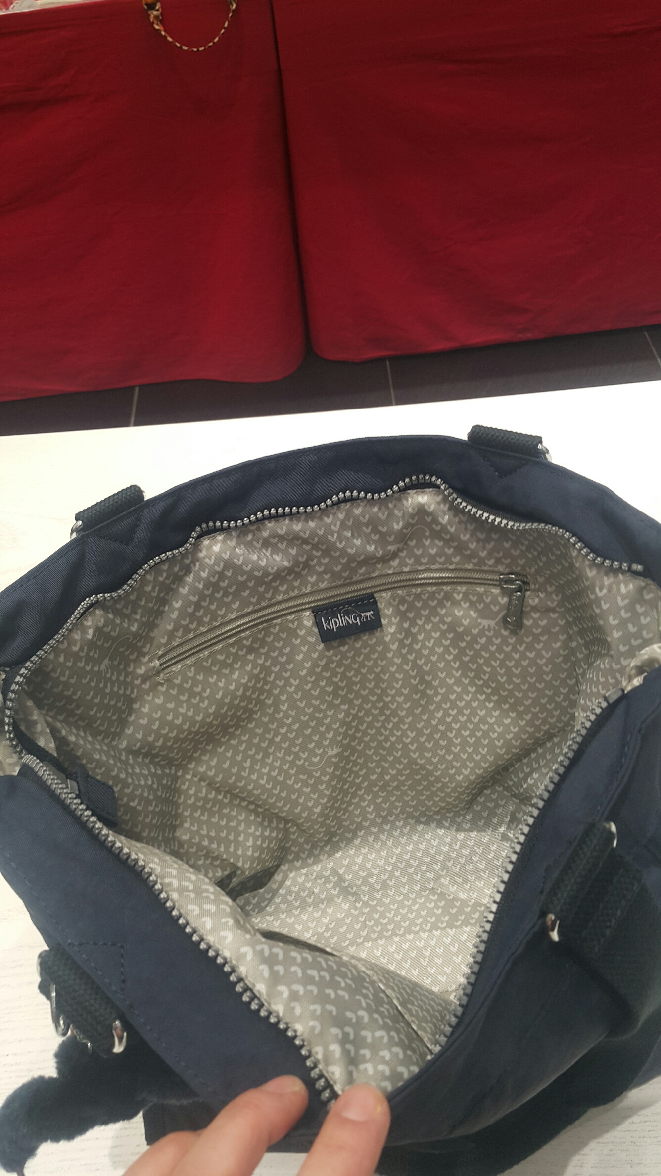 <b><p>Kipling New Shopper KHABS42 Evyday Look Rustic</p></b><b><p>キプリングニューショッパーKHABS42日常ルック素朴なファッションの女性会社員のコーディネート簡潔</p></b><br /><br /><p align='center'>