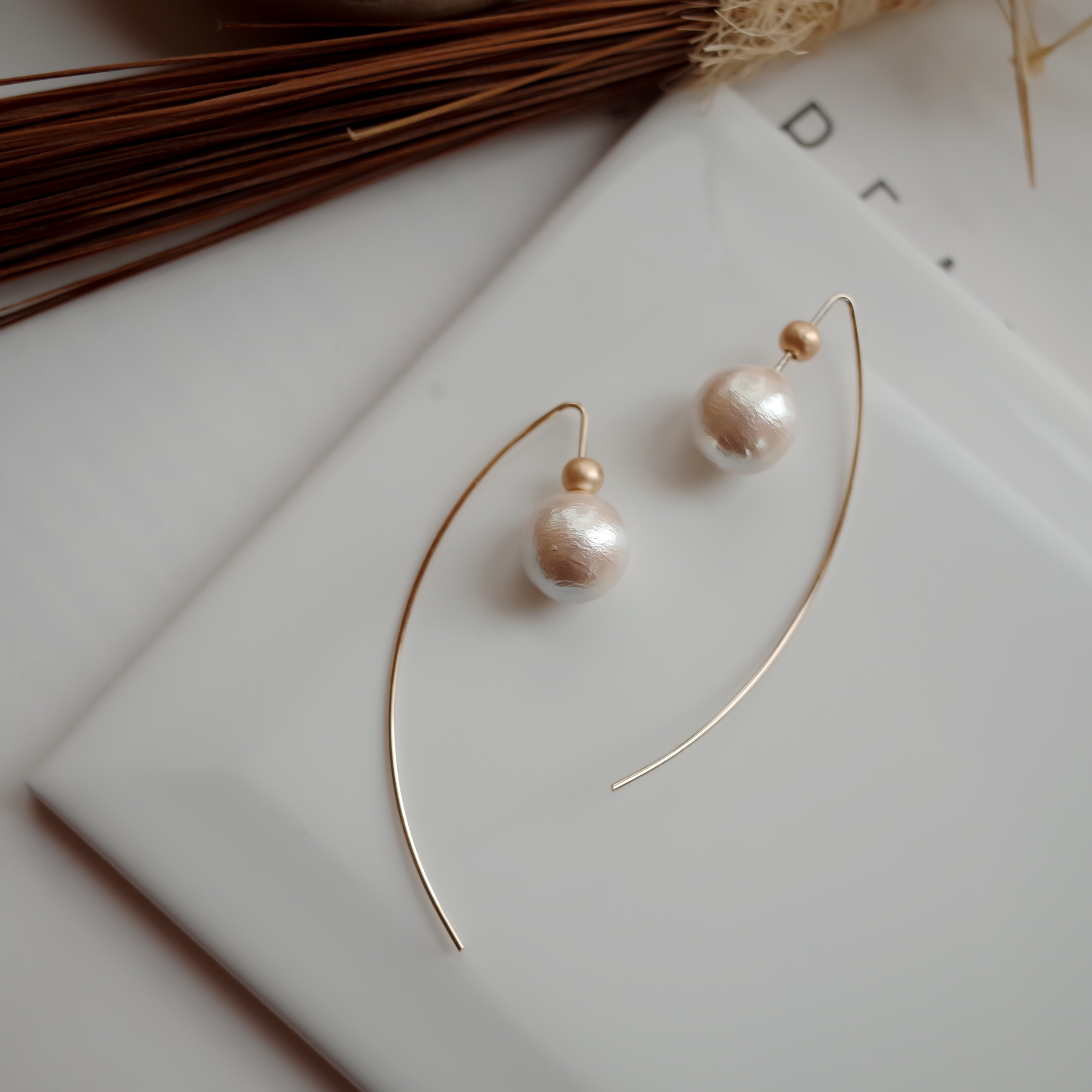 <b><p>Wire curve Hanging the Pearl simple rs Stylish</p></b><b><p>ワイヤカーブ リング歩い 真珠シンプルピアス スタイリッシュな ユニークなデザイン</p></b><br /><br /><p align='center'>