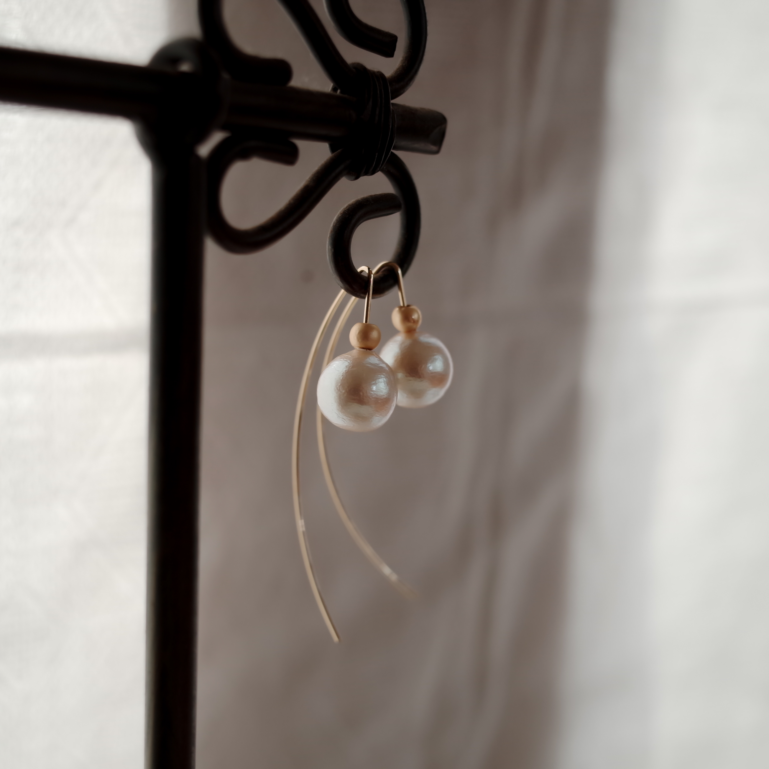 <b><p>Wire curve Hanging the Pearl simple rs Stylish</p></b><b><p>ワイヤカーブ リング歩い 真珠シンプルピアス スタイリッシュな ユニークなデザイン</p></b><br /><br /><p align='center'>