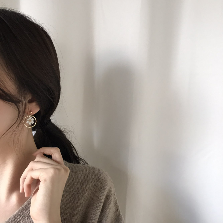 <b><p>REMONY flower Drop Earrings Lovely item Refrh</p></b><b><p>レモニー フラワー ドロップイヤリング ラブリーアイテム さわやかなコーディネート</p></b><br /><br /><p align='center'>