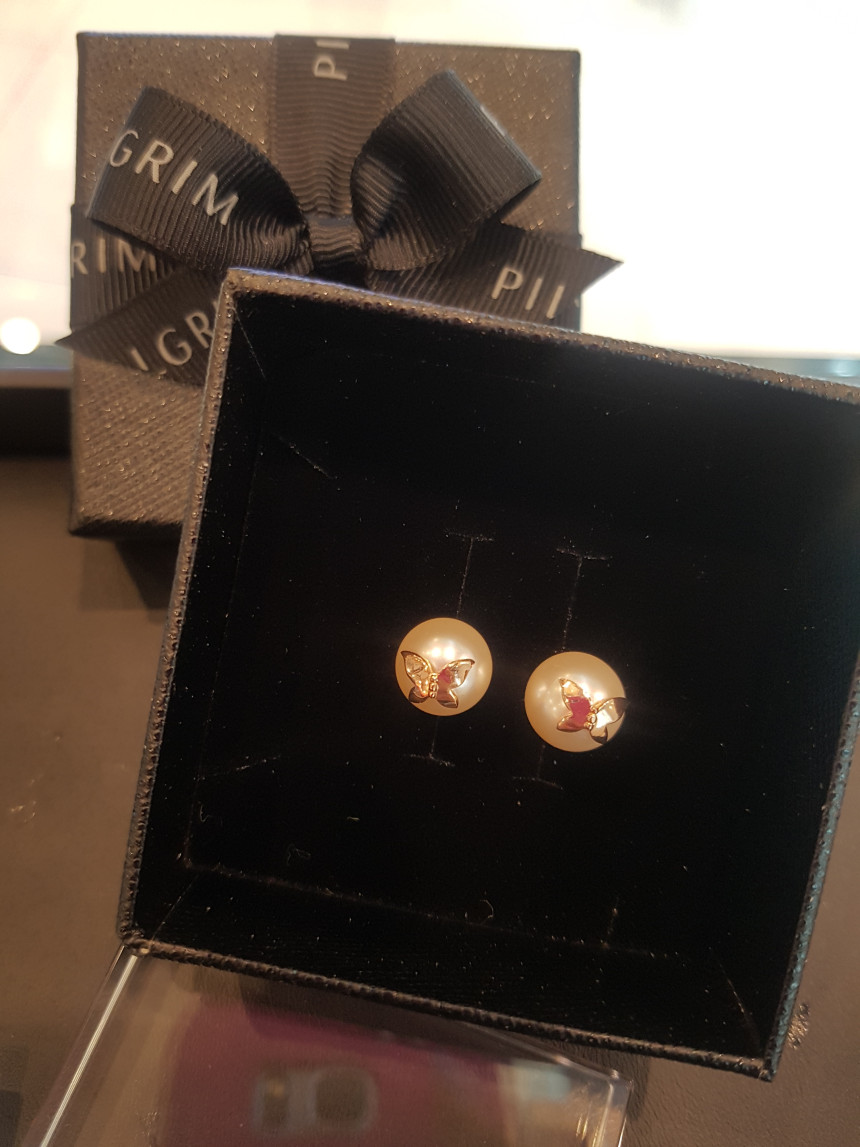 <b><p>Pilgrim Pearl butterfly Engs K0174-4043</p></b><b><p>ピルグリム 真珠 蝶 イヤリングK0174-4043</p></b><br /><br /><p align='center'>