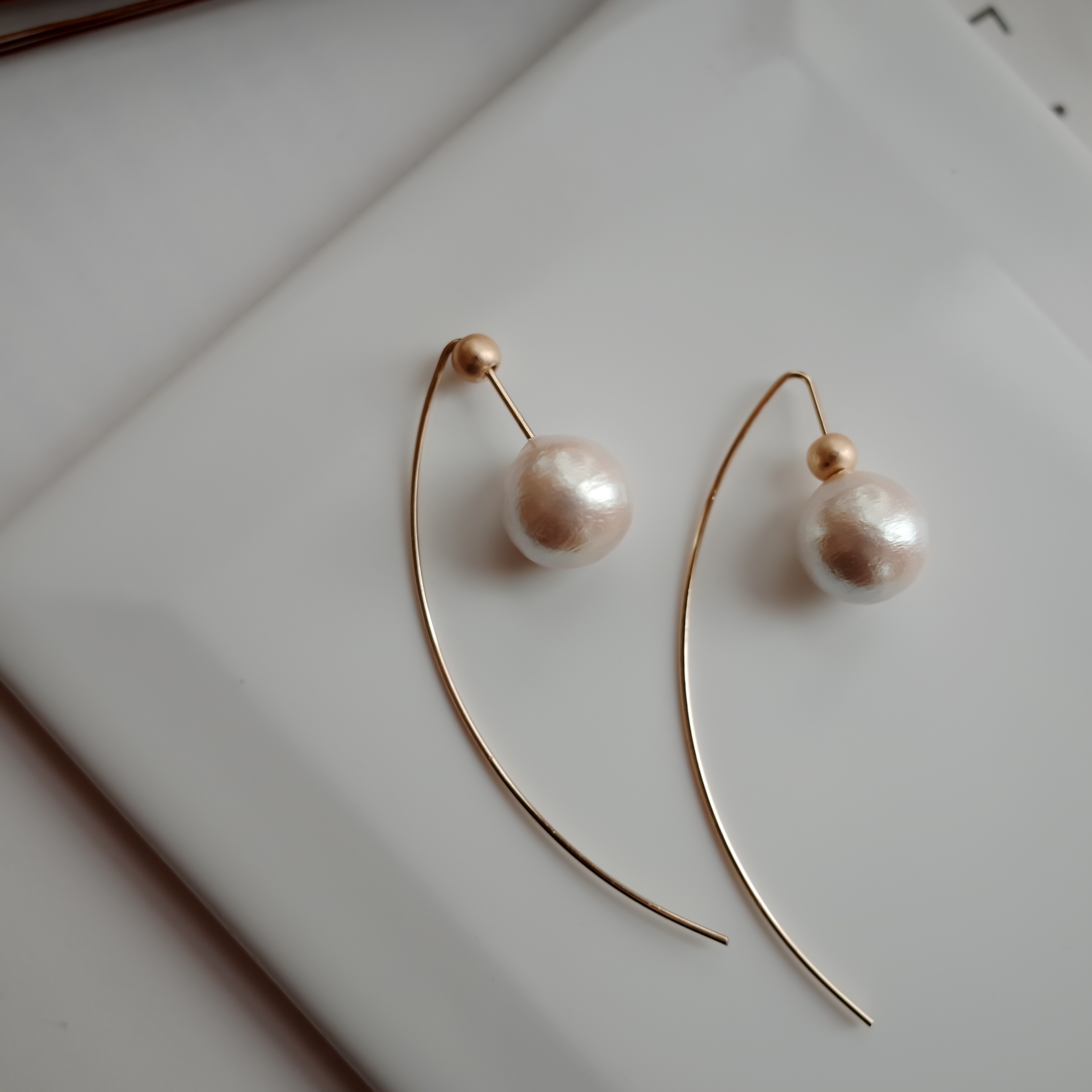 <b><p>Wire curve Hanging the Pearl simple rs Stylish</p></b><b><p>ワイヤカーブ リング歩い 真珠シンプルピアス スタイリッシュな ユニークなデザイン</p></b><br /><br /><p align='center'>
