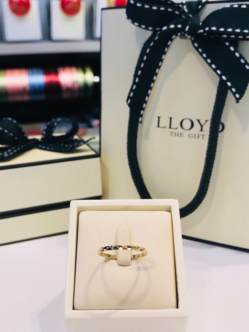 <b><p>Lloyd Triangular cutti Thread LRS16056G Twenes</p></b><b><p>ロイド 三角カット 糸リング LRS16056G 20代の女性 記念日 ガールフレンド</p></b><br /><br /><p align='center'>