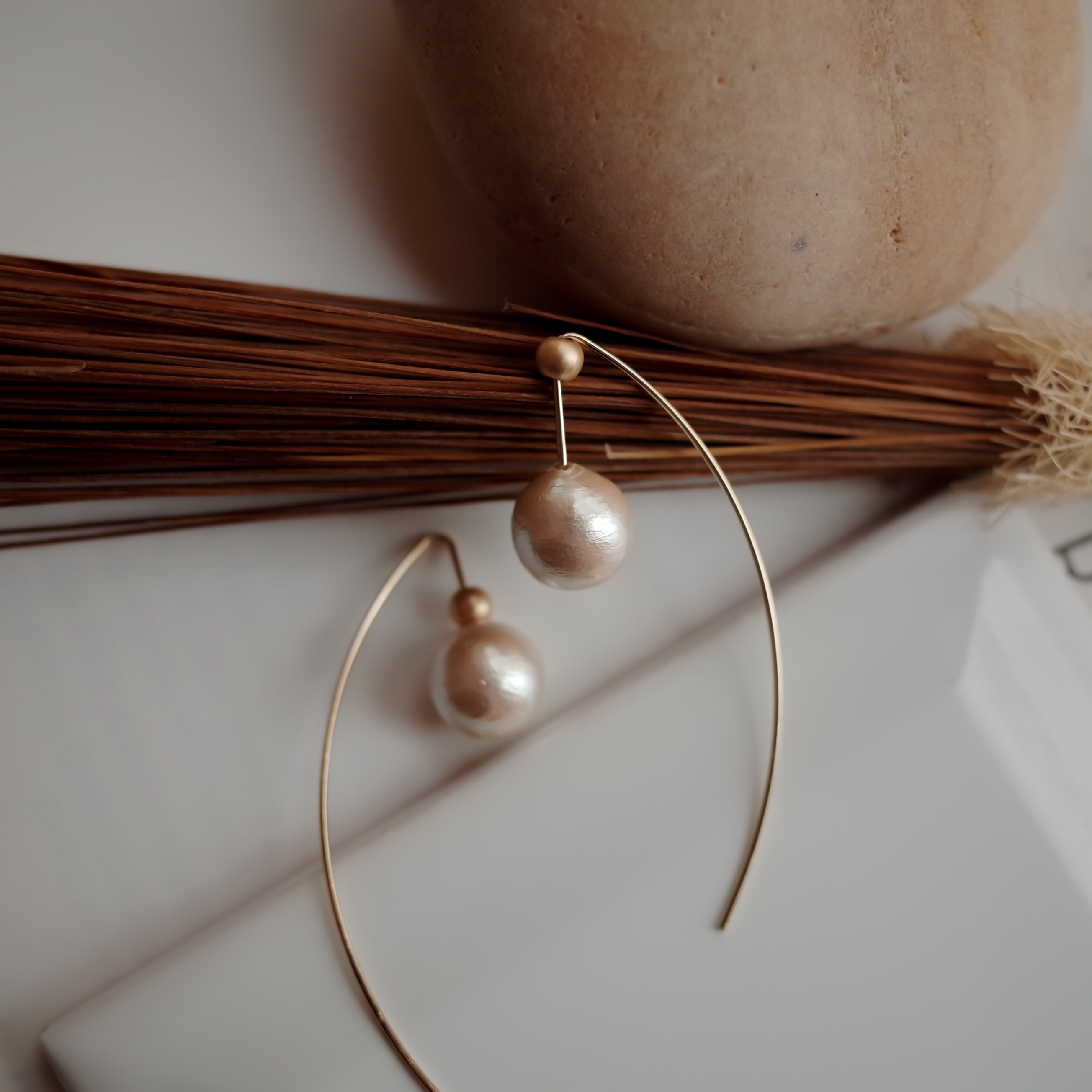 <b><p>Wire curve Hanging the Pearl simple rs Stylish</p></b><b><p>ワイヤカーブ リング歩い 真珠シンプルピアス スタイリッシュな ユニークなデザイン</p></b><br /><br /><p align='center'>