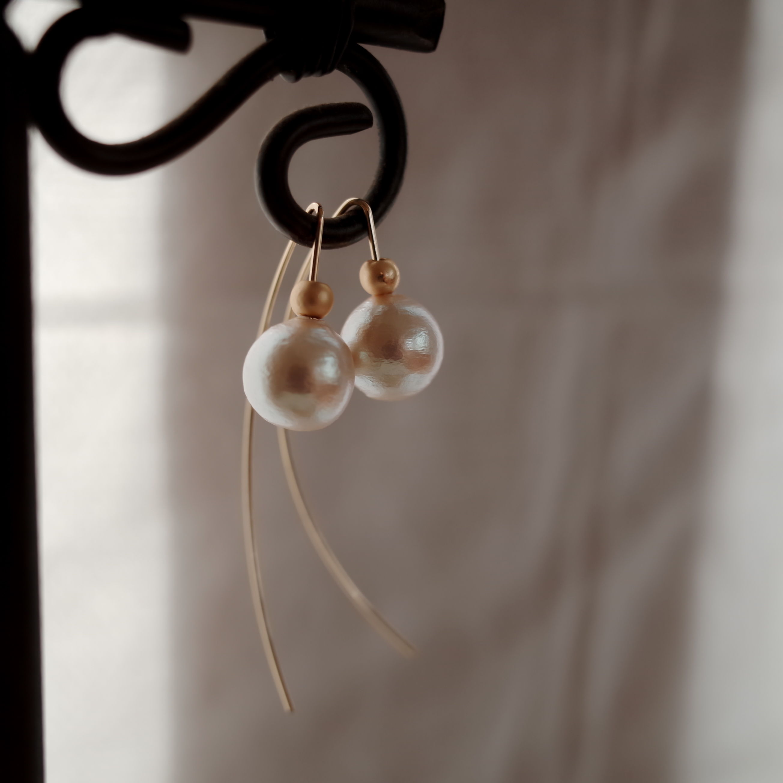 <b><p>Wire curve Hanging the Pearl simple rs Stylish</p></b><b><p>ワイヤカーブ リング歩い 真珠シンプルピアス スタイリッシュな ユニークなデザイン</p></b><br /><br /><p align='center'>