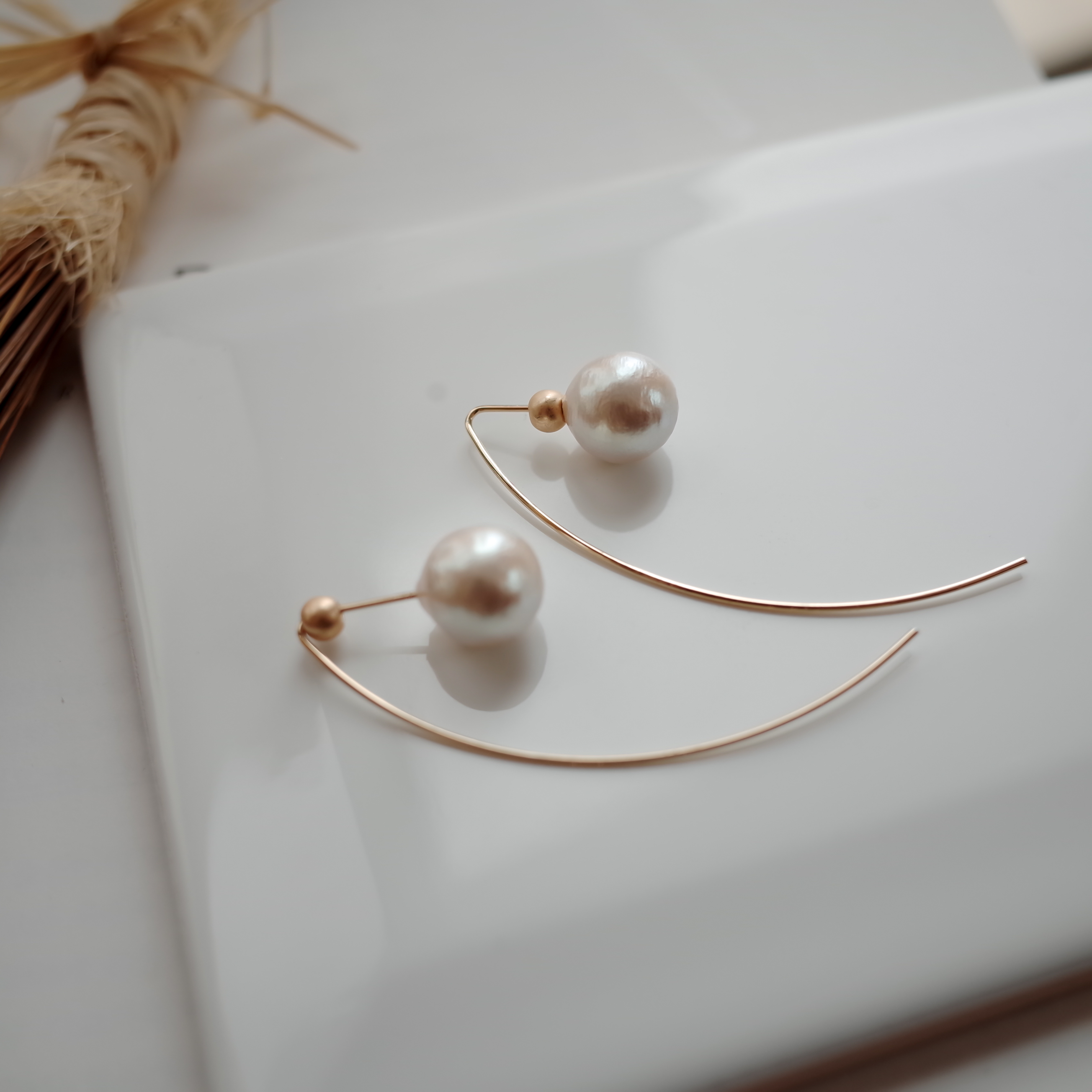 <b><p>Wire curve Hanging the Pearl simple rs Stylish</p></b><b><p>ワイヤカーブ リング歩い 真珠シンプルピアス スタイリッシュな ユニークなデザイン</p></b><br /><br /><p align='center'>