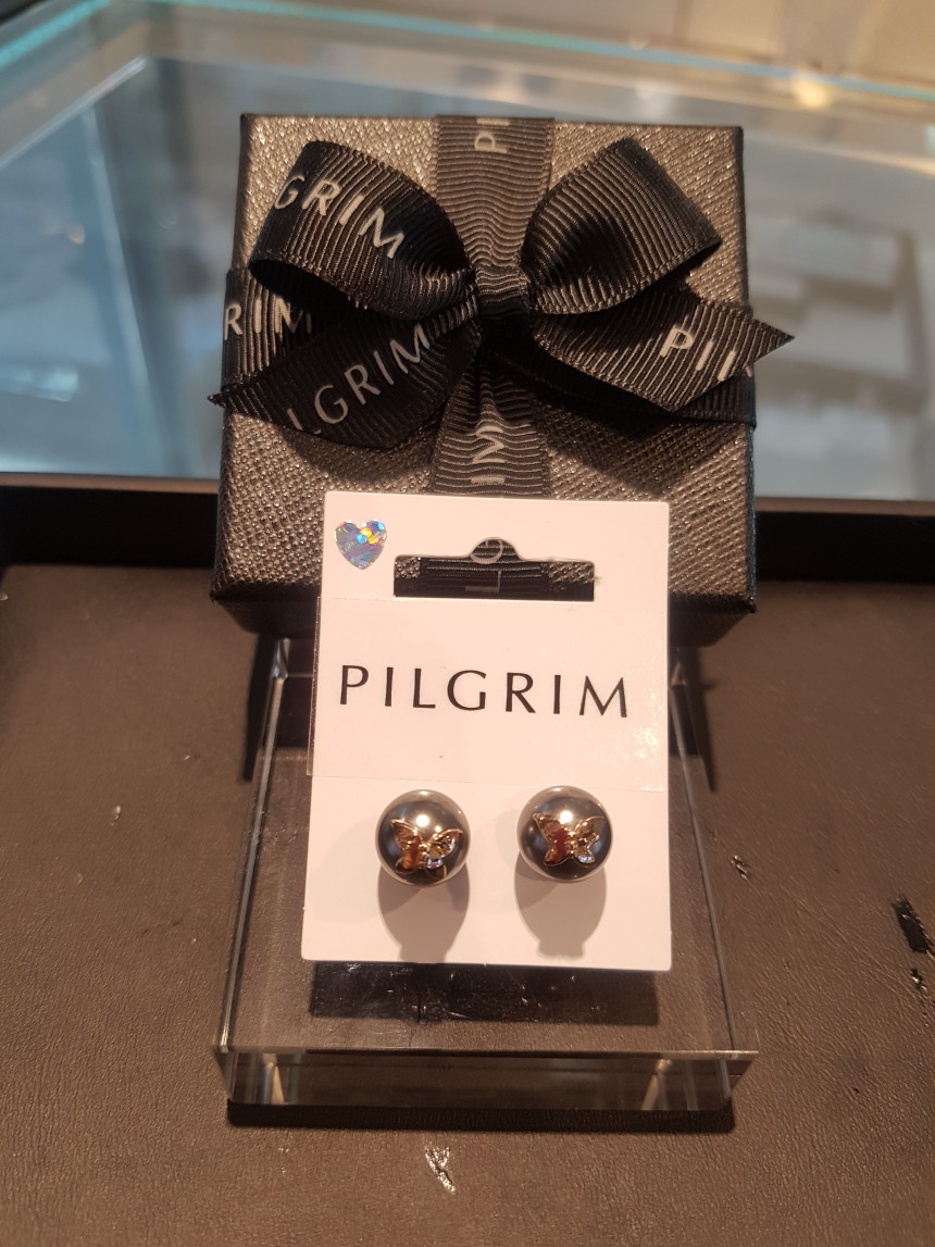 <b><p>Pilgrim Pearl butterfly Engs K0174-4043</p></b><b><p>ピルグリム 真珠 蝶 イヤリングK0174-4043</p></b><br /><br /><p align='center'>