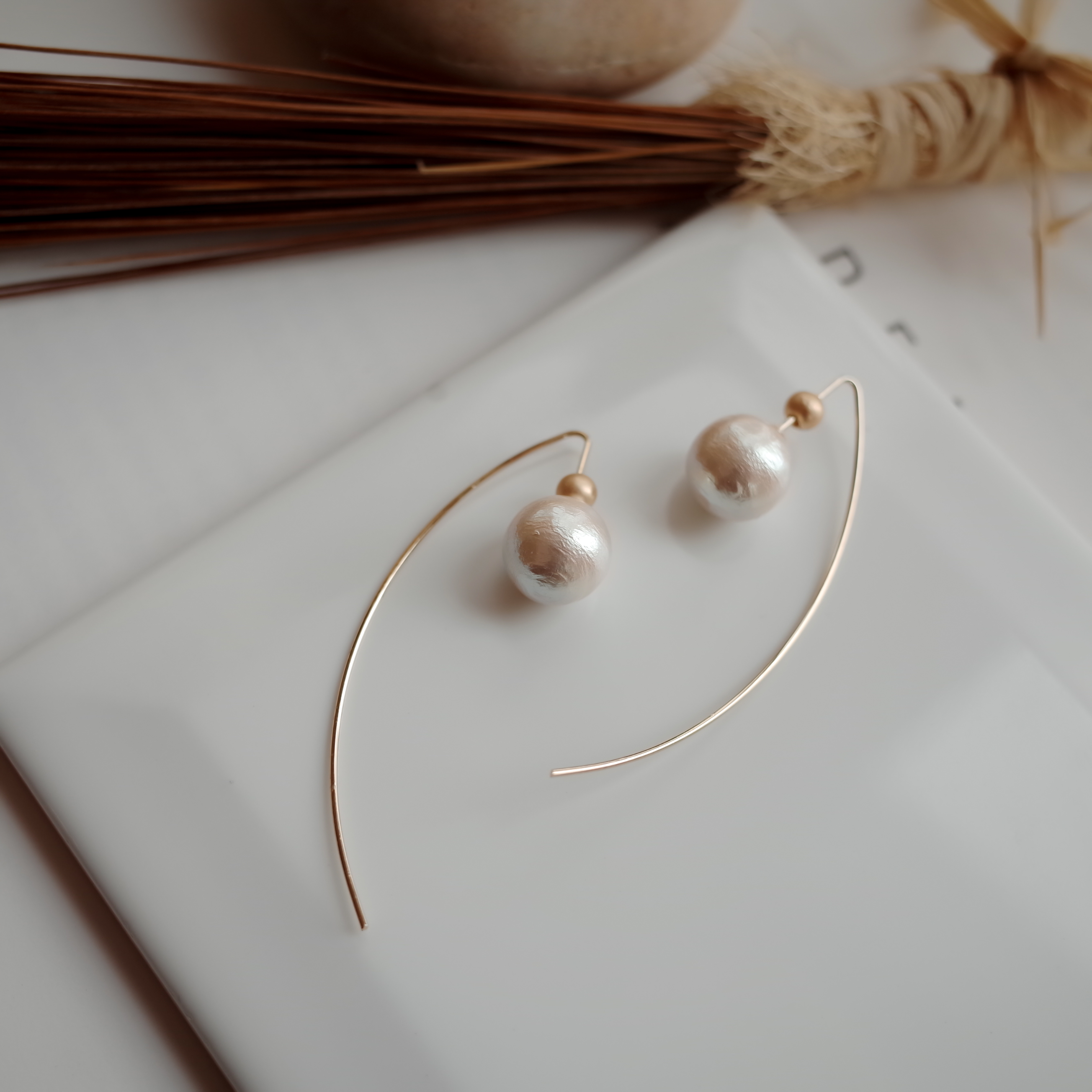 <b><p>Wire curve Hanging the Pearl simple rs Stylish</p></b><b><p>ワイヤカーブ リング歩い 真珠シンプルピアス スタイリッシュな ユニークなデザイン</p></b><br /><br /><p align='center'>