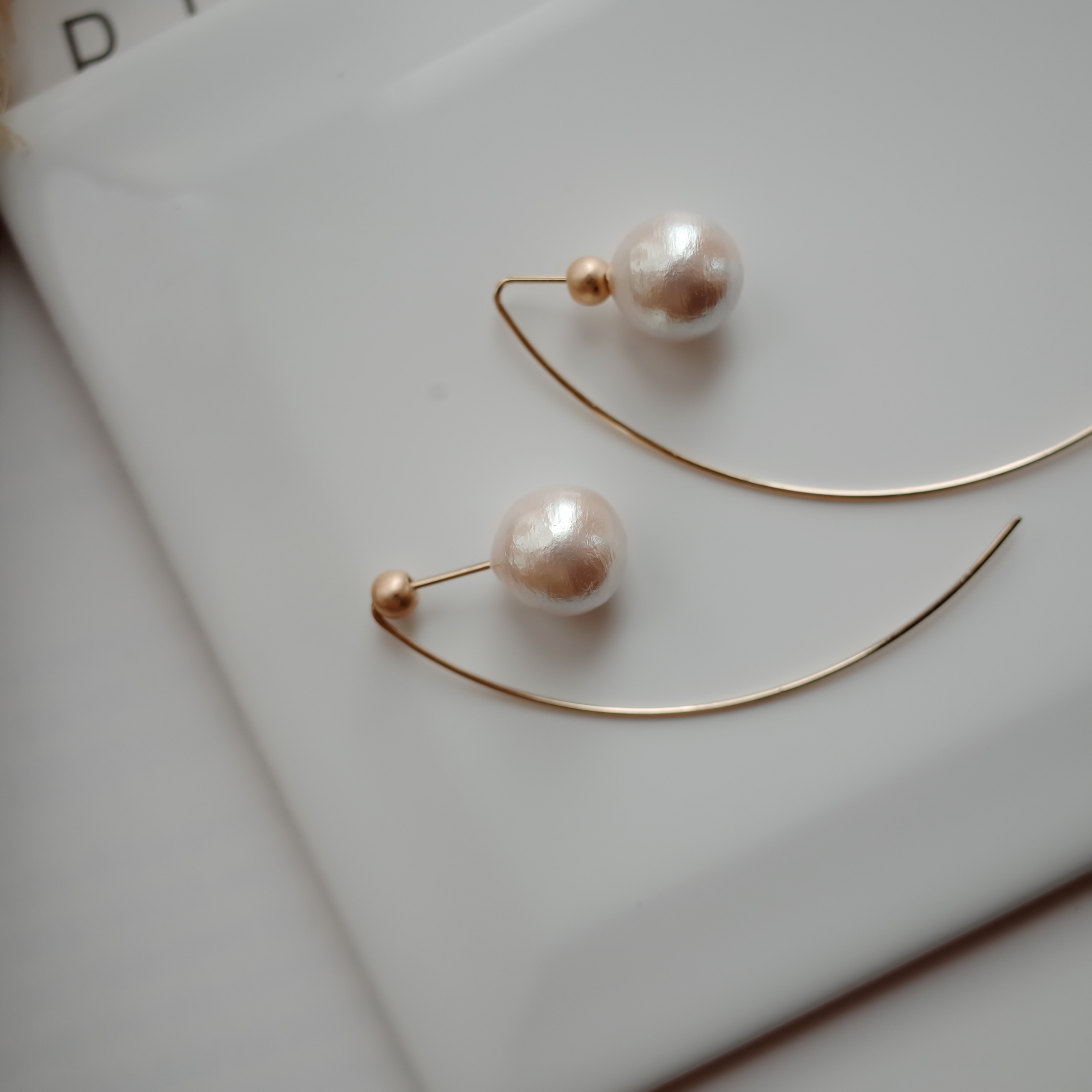 <b><p>Wire curve Hanging the Pearl simple rs Stylish</p></b><b><p>ワイヤカーブ リング歩い 真珠シンプルピアス スタイリッシュな ユニークなデザイン</p></b><br /><br /><p align='center'>