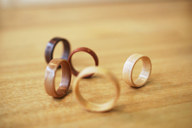 <b><p>flat Wood ring pair romtic Outstd Coupl Unique</p></b><b><p>フラット 木のリング ペア ロマンチック 説得力のカップ ユニークなアイテム 特別な</p></b><br /><br /><p align='center'>
