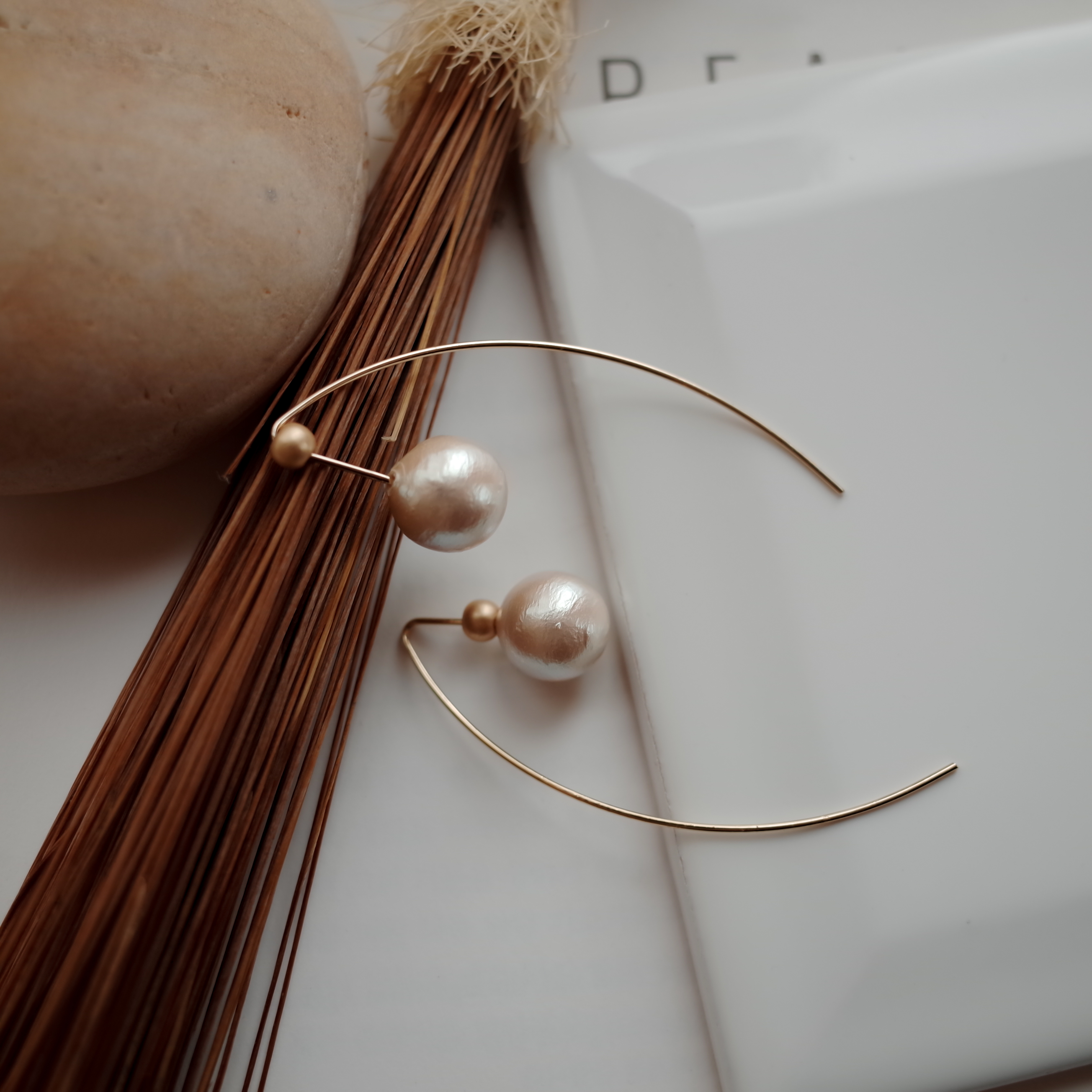 <b><p>Wire curve Hanging the Pearl simple rs Stylish</p></b><b><p>ワイヤカーブ リング歩い 真珠シンプルピアス スタイリッシュな ユニークなデザイン</p></b><br /><br /><p align='center'>