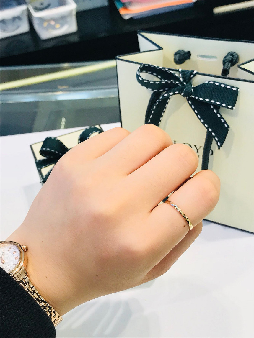 <b><p>Lloyd Triangular cutti Thread LRS16056G Twenes</p></b><b><p>ロイド 三角カット 糸リング LRS16056G 20代の女性 記念日 ガールフレンド</p></b><br /><br /><p align='center'>