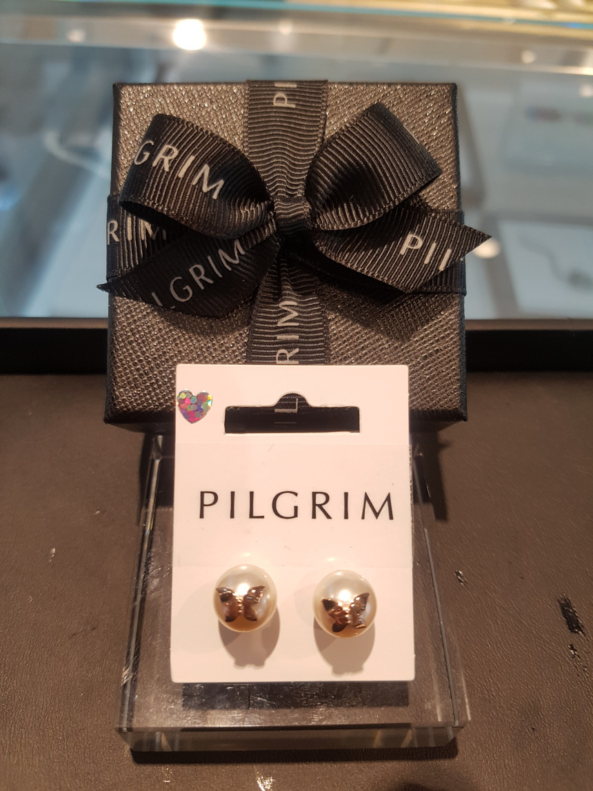 <b><p>Pilgrim Pearl butterfly Engs K0174-4043</p></b><b><p>ピルグリム 真珠 蝶 イヤリングK0174-4043</p></b><br /><br /><p align='center'>