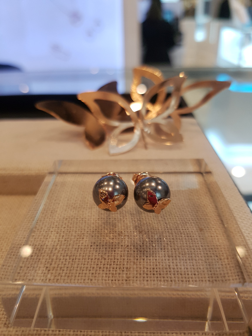 <b><p>Pilgrim Pearl butterfly Engs K0174-4043</p></b><b><p>ピルグリム 真珠 蝶 イヤリングK0174-4043</p></b><br /><br /><p align='center'>