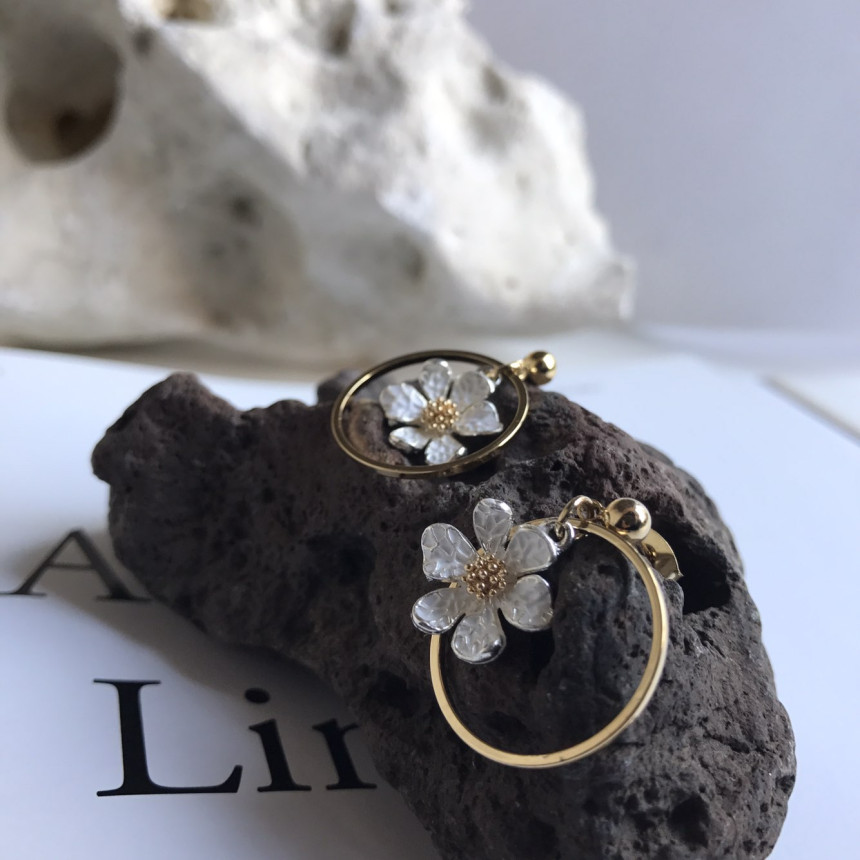<b><p>REMONY flower Drop Earrings Lovely item Refrh</p></b><b><p>レモニー フラワー ドロップイヤリング ラブリーアイテム さわやかなコーディネート</p></b><br /><br /><p align='center'>