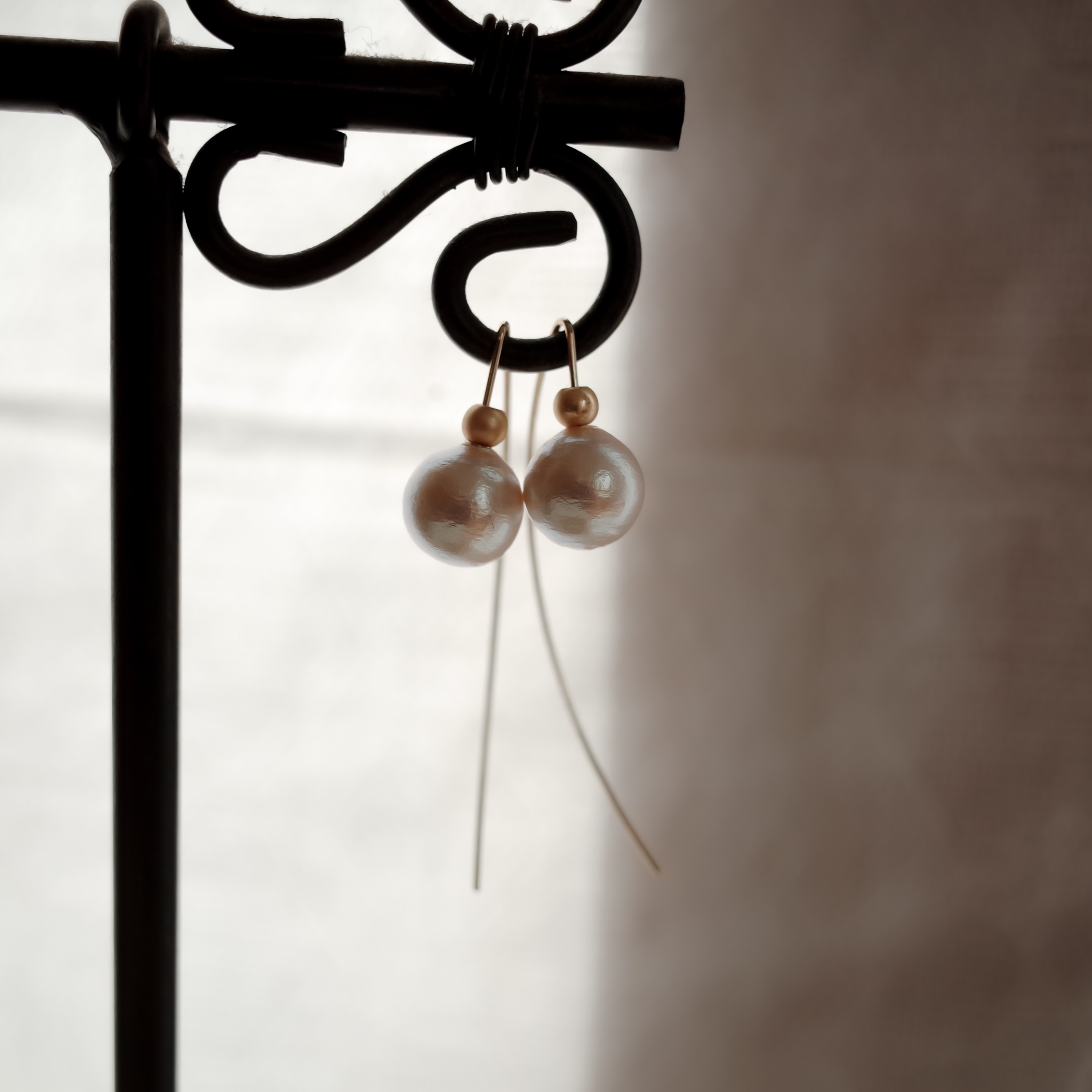 <b><p>Wire curve Hanging the Pearl simple rs Stylish</p></b><b><p>ワイヤカーブ リング歩い 真珠シンプルピアス スタイリッシュな ユニークなデザイン</p></b><br /><br /><p align='center'>