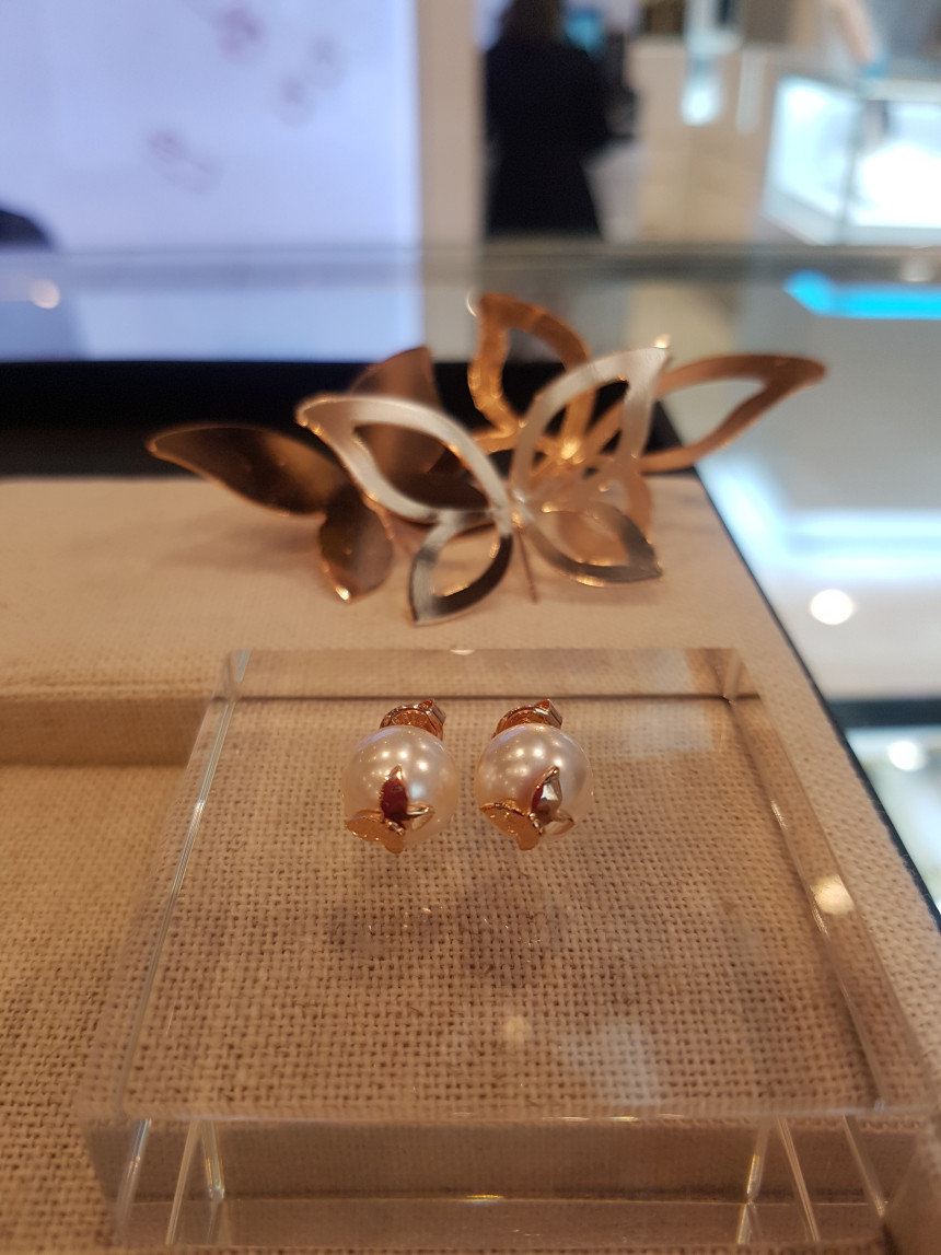 <b><p>Pilgrim Pearl butterfly Engs K0174-4043</p></b><b><p>ピルグリム 真珠 蝶 イヤリングK0174-4043</p></b><br /><br /><p align='center'>