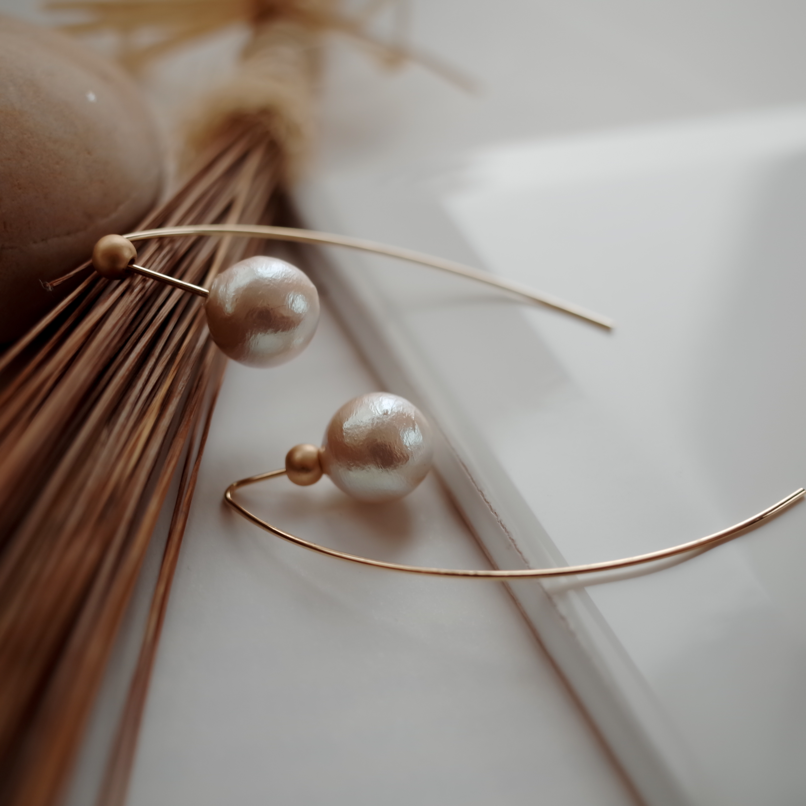 <b><p>Wire curve Hanging the Pearl simple rs Stylish</p></b><b><p>ワイヤカーブ リング歩い 真珠シンプルピアス スタイリッシュな ユニークなデザイン</p></b><br /><br /><p align='center'>