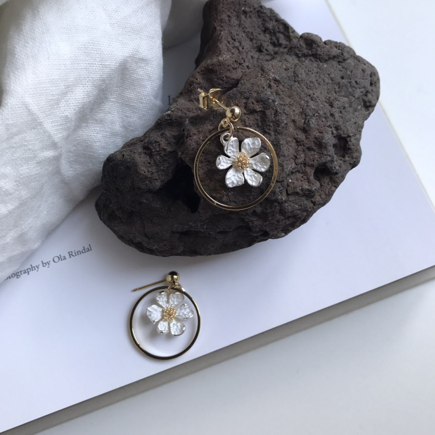 <b><p>REMONY flower Drop Earrings Lovely item Refrh</p></b><b><p>レモニー フラワー ドロップイヤリング ラブリーアイテム さわやかなコーディネート</p></b><br /><br /><p align='center'>