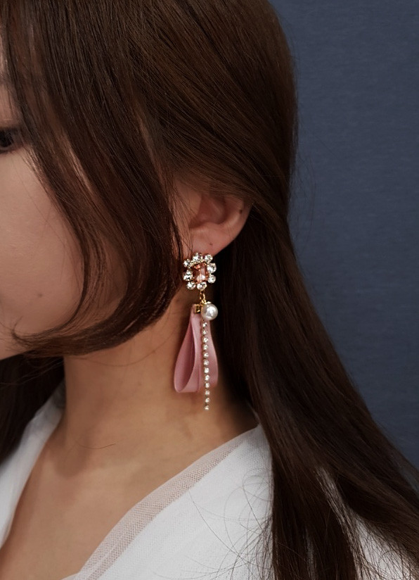 <b><p>Silky pink Unown Drop earrg female Goddess</p></b><b><p>シルキー ピンク オンバル ドロップ イヤリング 女性 女神スタイ アンティークジュエリー</p></b><br /><br /><p align='center'>