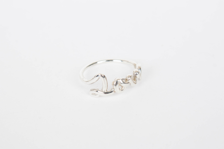 <b><p>LOVE Lettering love Silv female 30s Modn</p></b><b><p>愛 レタリング love シルバー 女性 30代 モダン・アンド・シーク なルック</p></b><br /><br /><p align='center'>