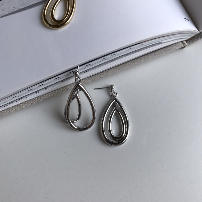 <b><p>Mu gold Silver Drop Earrings Female work</p></b><b><p>ミュー ゴールドシルバー ドロップイヤリング 女性会社員コーディネート モダンシック</p></b><br /><br /><p align='center'>