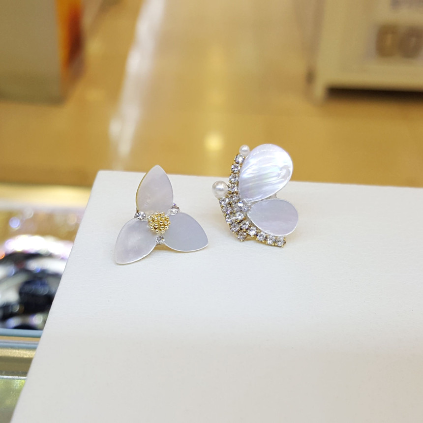 <b><p>Bollare Blowfish White Dog Erings SPE405</p></b><b><p>ボラレ コトナビ卵白のイヤリング SPE405 高品位なスタイ ビューティフル きちんとした感じ</p></b><br /><br /><p align='center'>