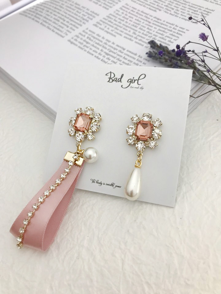 <b><p>Silky pink Unown Drop earrg female Goddess</p></b><b><p>シルキー ピンク オンバル ドロップ イヤリング 女性 女神スタイ アンティークジュエリー</p></b><br /><br /><p align='center'>