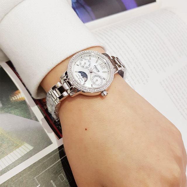 <b><p>Poche Woman Metal wat fele wrist 20's</p></b><b><p>ポチャ 女性 メタル時計 手首 20代 ファッション おすすめ</p></b><br /><br /><p align='center'>