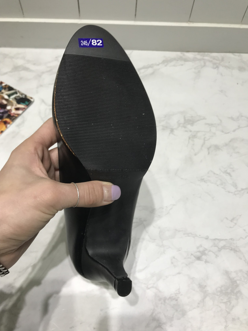 <b><p>gold edge slim Middle Hill pump Korean Look-Ahd</p></b><b><p>ゴールド 枠 スリム ミドルヒ パンプス 韓国語 出勤ルックコーディネート モダン</p></b><br /><br /><p align='center'>